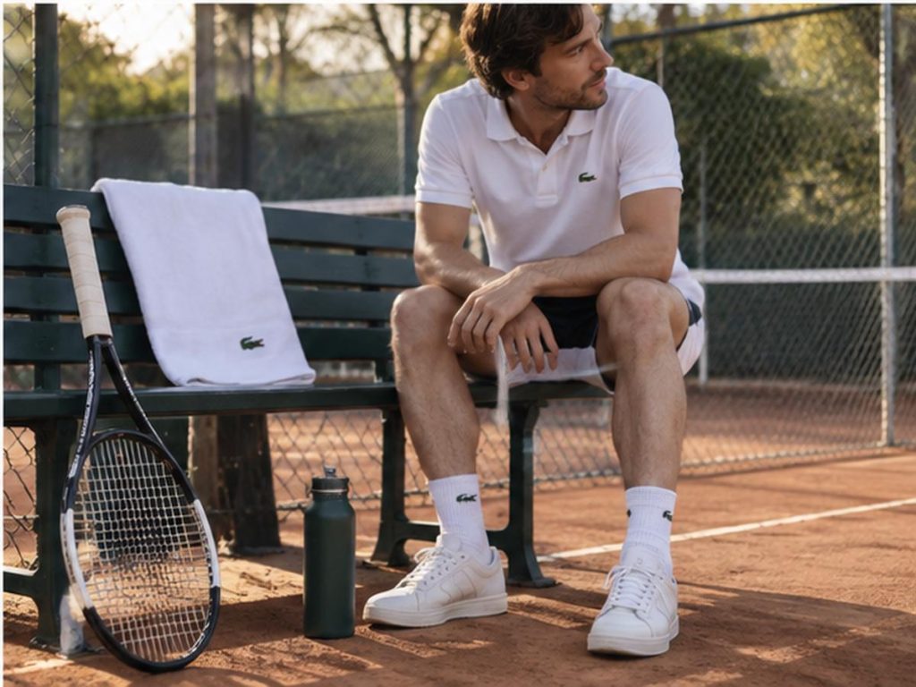 Белое поло Lacoste и теннисный образ у корта