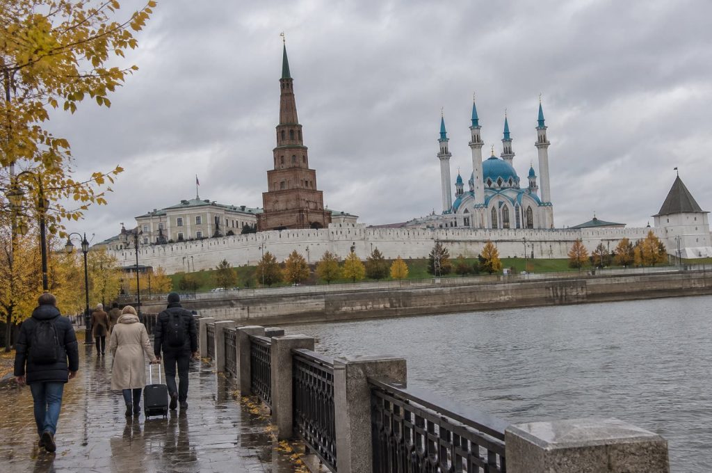 Набережная в Казани с видом на Кремль осенью, прогуливаются люди
